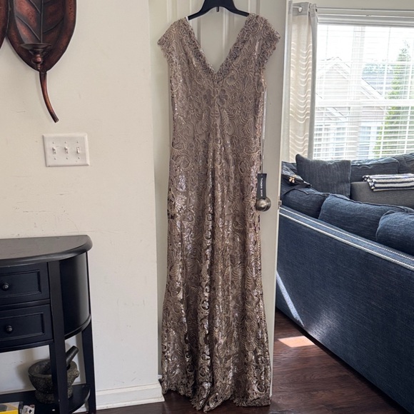NEW Tadashi Shoji Metallic Lace Elegant Gown - Picture 16 of 16